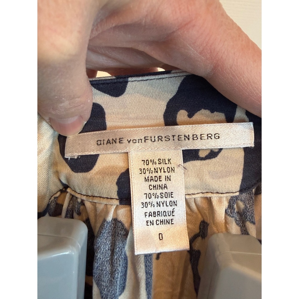 Diane von Furstenberg Leopard Print Silk Blend Dolman Sleeve Blouse Top Size 0 - Picture 3 of 7